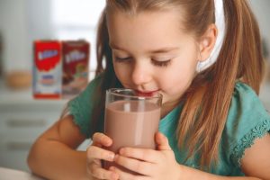 Lee más sobre el artículo ¿Cuáles son los tipos de leche y cómo integrarla en la dieta de los niños?