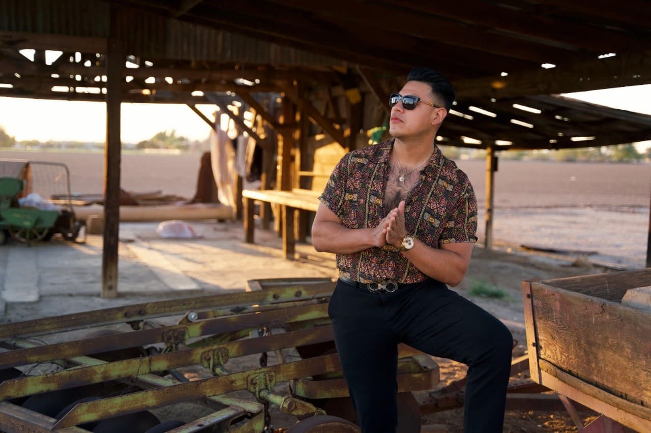En este momento estás viendo Con esfuerzo y sacrificio así presenta Carlos Martínez su nuevo sencillo “Raíz Mexicana”