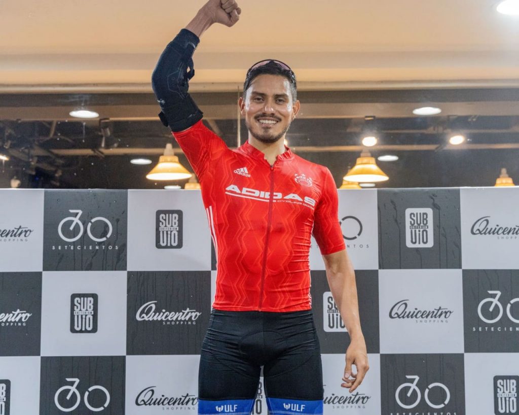El ciclista Erick Fierro ganó la primera carrera ‘carpark climbing’ de Ecuador