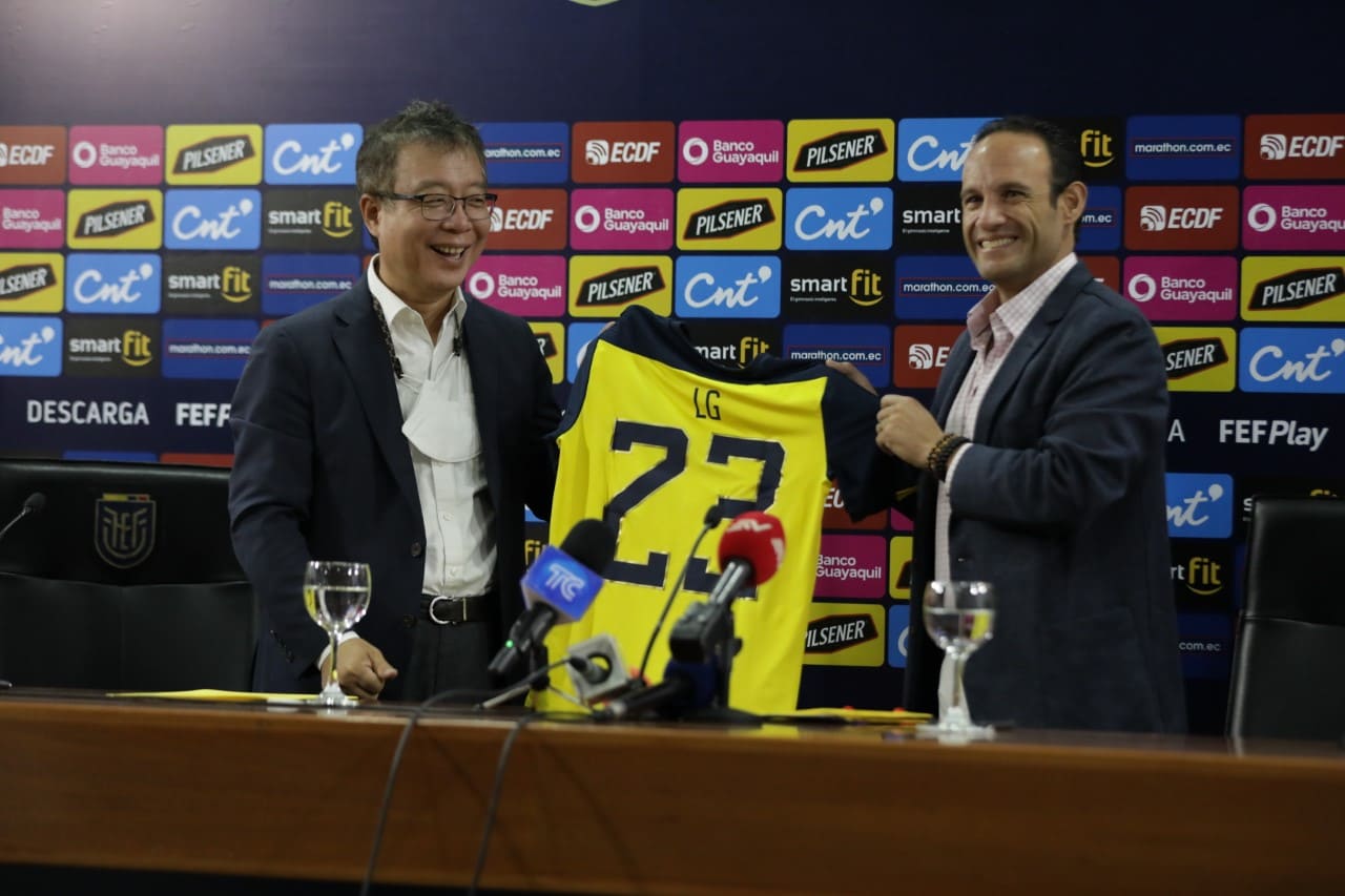 En este momento estás viendo LG firma convenio con la FEF como patrocinador de la Selección Ecuatoriana de Fútbol