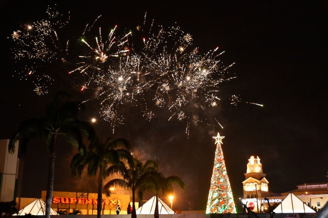 En este momento estás viendo El C.C. Policentro encendió su árbol de navidad, marcando el inicio de la época navideña en Guayaquil