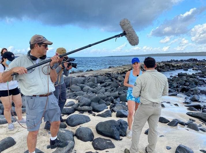 Lee más sobre el artículo Amy Robach, comunicadora de la ABC junto al equipo Good Morning America, visitan las islas Galápagos