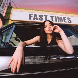 Lee más sobre el artículo La cantante estadounidense Sabrina Carpenter estreno el sencillo “Fast Times”