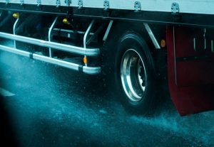 Lee más sobre el artículo El efecto de la lluvia en los neumáticos: ¿Cómo evitar siniestros?