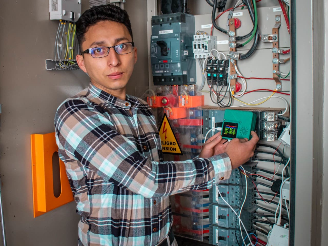 Lee más sobre el artículo Estudiante indoamericano diseñó un medidor que mejora los sistemas eléctricos