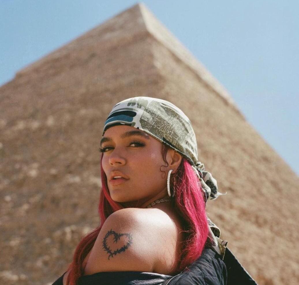 Lee más sobre el artículo Karol G se convierte en tendencia #1 con su nueva canción “Cairo” llevando a sus fanáticos hasta Egipto