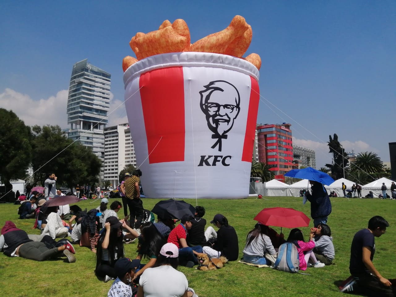 Lee más sobre el artículo KFC rompió el récord del abrazo más grande con 350 personas en Quito