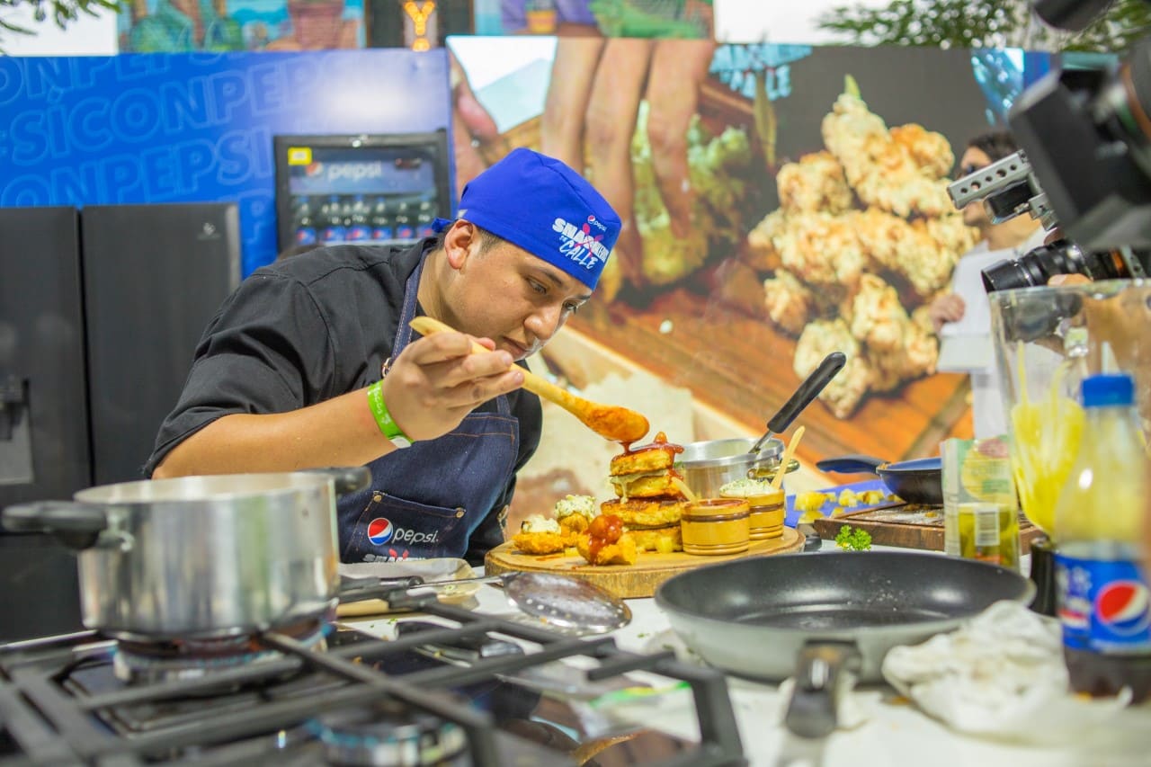 Lee más sobre el artículo El quiteño Omar Armas fue el ganador del concurso gastronómico “Snackeros de calle”
