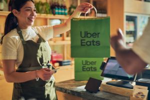 Lee más sobre el artículo Los mejores restaurantes y comercios ecuatorianos serán reconocidos en los Premios Uber Eats 2023