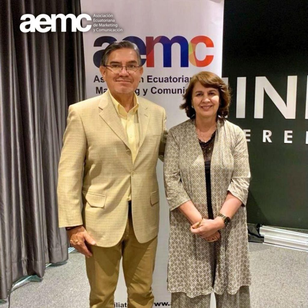 Ing. Gabriel Medranda Flor Ph.D ( c ), presidente de la Asociación Ecuatoriana de Marketing y Comunicación y la Dra. Rosalía Arteaga, expresidenta de la República del Ecuador. (Foto Cortesía)