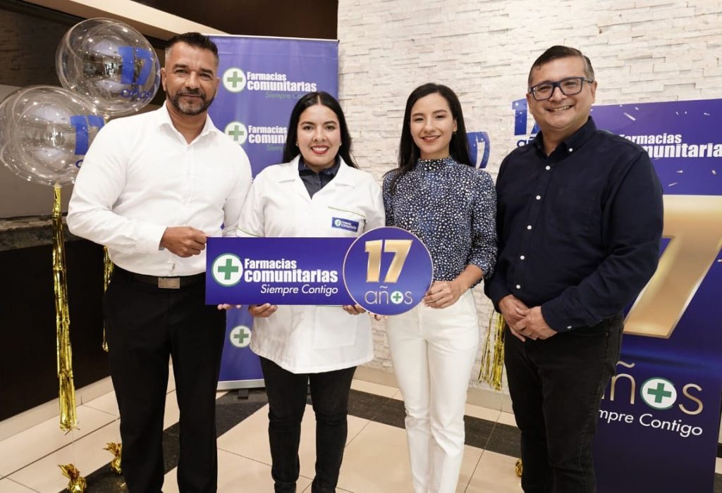 Carlos Tapia, sugerente Farmacias Comunitaria, Dora Cata Sarmiento, franquiciada de Farmacias Comunitarias, Cynthia Sánchez, coordinadora de Marca Farmacias Comunitarias y Víctor Chong, gerente de Mercadeo Farmacia de Grupo DIFARE. (Foto Cortesía)