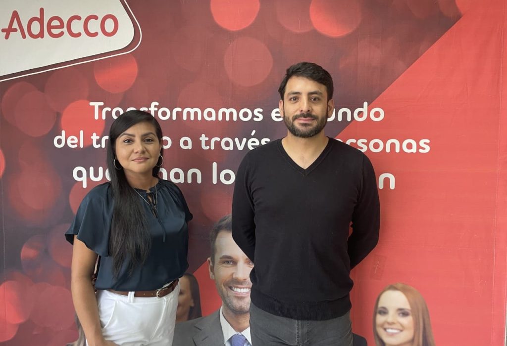 Hilda Domínguez, responsable de Servicio Outsourcing y Marco Montoya, director de Outsourcing de Adecco Ecuador. (Foto Cortesía)