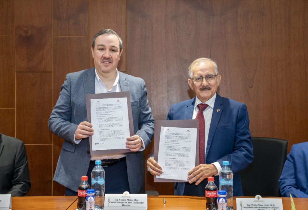 Vicente Mejía, Director de Capital Humano de Arca Continental Ecuador y el Dr Walter Mera Ortiz, Rector de la Universidad Católica de Santiago de Guayaquil. (Foto Cortesía)