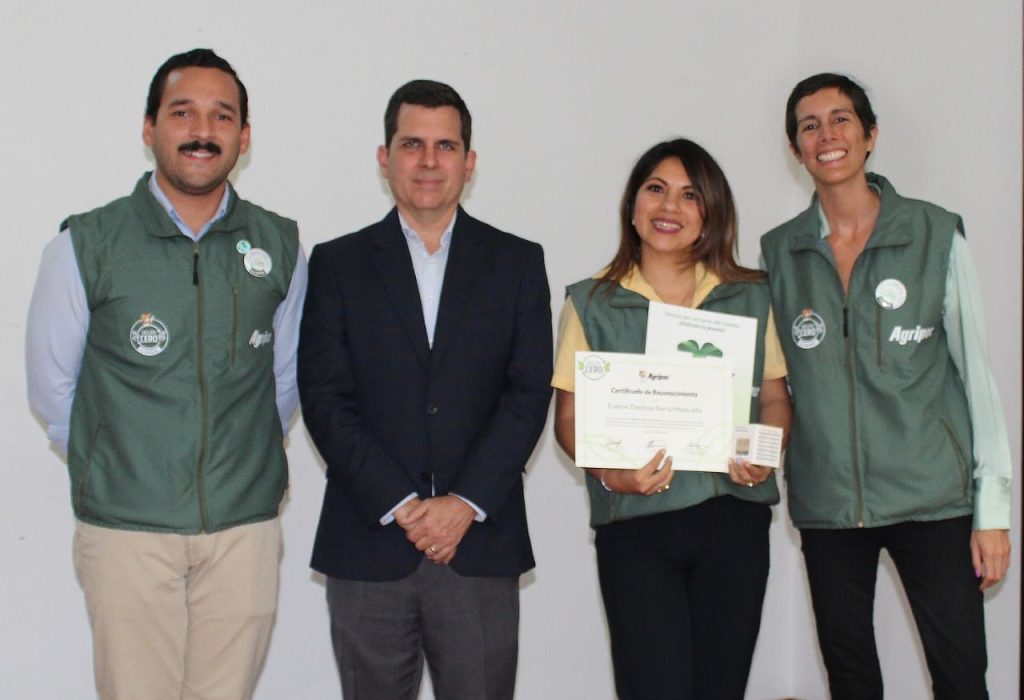 Gabriel Gutierrez, jefe de Medio Ambiente; Gustavo Wray, gerente General; Evelin Soria, Líder Equipo Almacén Basura Cero y Alexandra Armstrong, directora Responsabilidad Social Corporativa. (Foto Cortesía)