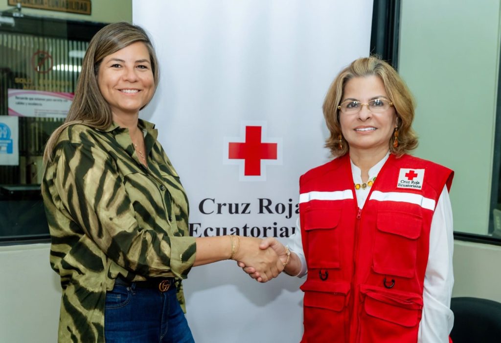 Mónica Fistrovic, CEO de LATAM Airlines Ecuador y Teresa Farah, presidenta de la Junta Provincial de la Cruz Roja del Guayas. (Foto Cortesía)