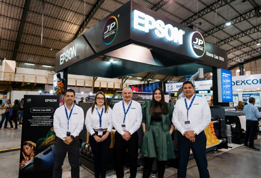 Bryan López, Gerente Regional de Vertical Industrial Epson; Magy Barberán, Gerente de Canales Especializados Epson; Fernando Urteaga, Director Textil e Industrial de Epson América; Andrea Vega, Diseñadora de Modas; Diego Rosero, Gerente General Epson Región NOLA. (Foto Cortesía)