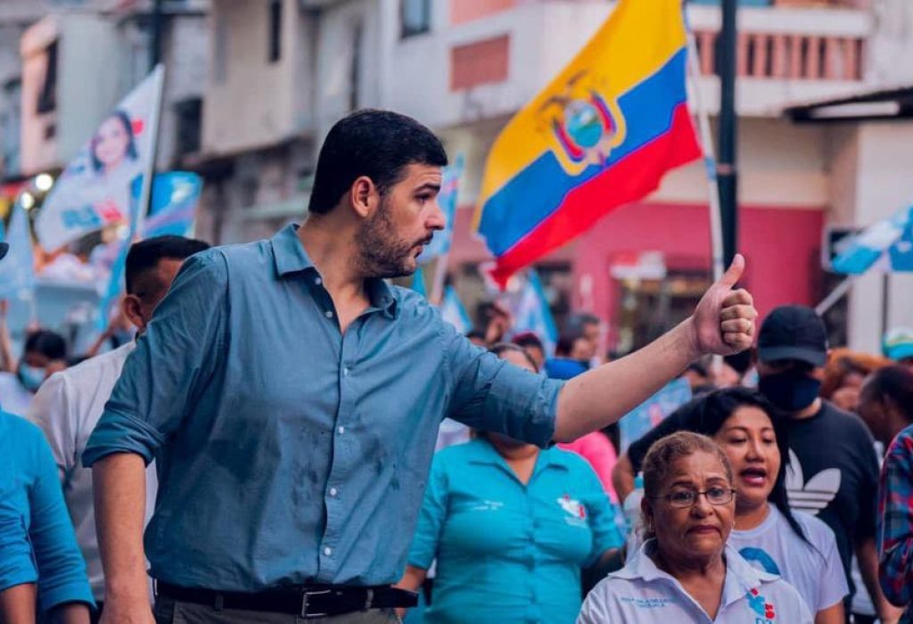 El candidato guayaquileño Aquiles estuvo en Bastión Popular con todo el equipo de la RC5. (Foto Cortesía)