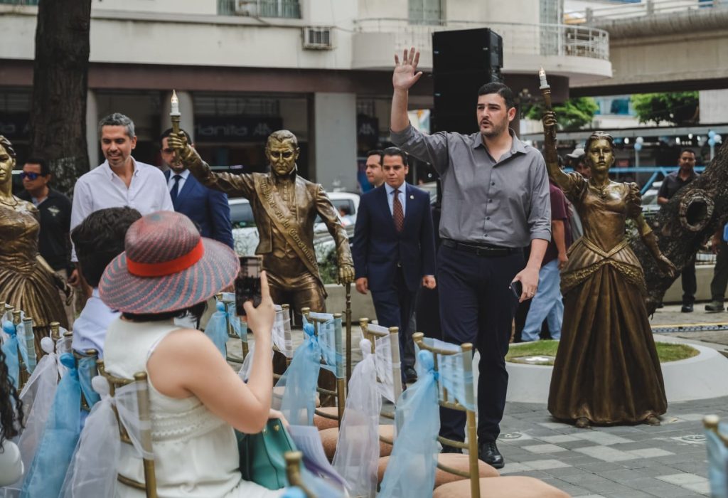 Alvarez llegando a la inauguración de las plazas y monumentos que rinden homenaje al bicentenario del 9 de Octubre de 1820. (Foto Cortesía)