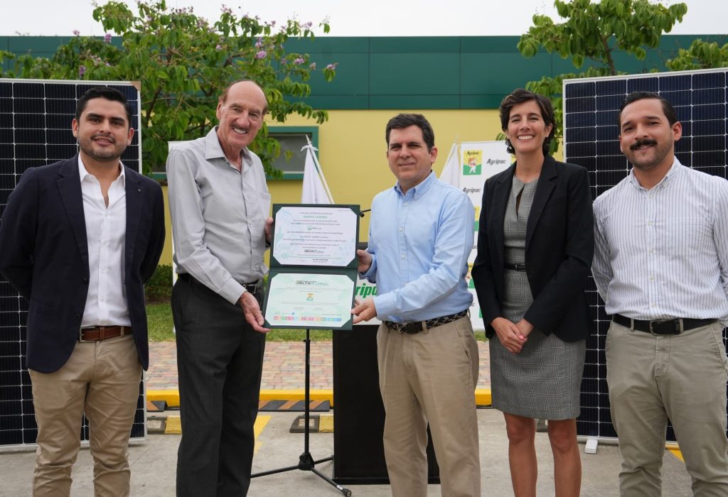Francisco Rodríguez Gerente de Planta Laquinsa, Colin Armstrong, presidente de Agripac; Gustavo Wray, Gerente General Agripac, Alexandra Armstrong, directora de Sostenibilidad Agripac y Gabriel Gutierrez, jefe de Medio Ambiente Agripac. (Foto Cortesía)