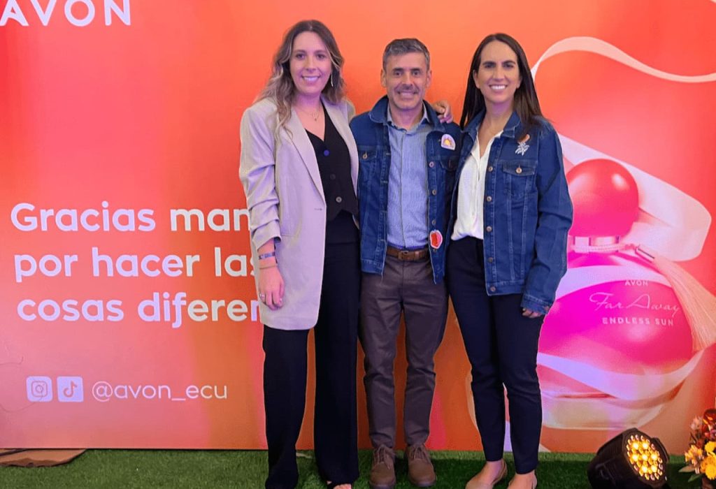 Mariana Londoño, Líder de Comunicación de Avon Ecuador; Juan Posada, Gerente General de Avon Ecuador y Carla Barboto, fundadora de Paccari. (Foto Cortesía)