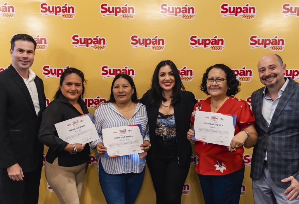 Randall Quesada, Gerente General de Grupo Bimbo para Ecuador; Rosa Guallo, tendera beneficiada; Ma. Rosa Guacho, tendera beneficiada; Pamela Cortés, Rosalía Arévalo, tendera beneficiada; Guido Varela, Presidente Red Ecuatoriana de Tenderos. (Foto Cortesía)