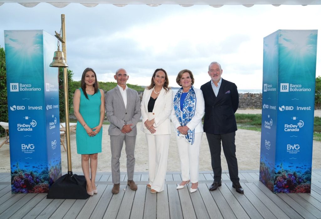 Gabriela Mera (Head de la Región Andina A.I - BID Invest), Juan Carlos de la Hoz (Representante del BID en Ecuador), Marisela Alvarenga (Jefa de División de Intermediarios – BID Invest), Rocío Salazar Arrarte (Vicepresidente Ejecutiva – Banco Bolivariano) y Vicente Vallarino Marcos (Presidente Ejecutivo – Banco Bolivariano) durante la emisión del Bono Azul de Banco Bolivariano, el primero en el mundo con incentivos vinculados al cumplimiento de objetivos. (Foto Cortesía)