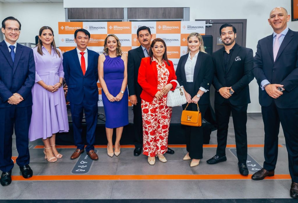 Francisco Varas, María José Tobar, Zhu Hengpeng, Pía Veintimilla, Alcides Sánchez, Enna Araujo, Gabriela Corona, Andrés Sánchez y Sebastián Cárdenas. (Foto Cortesía)