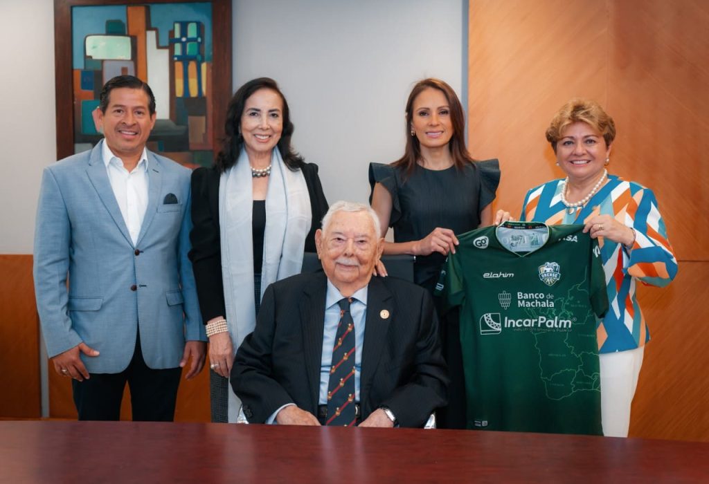 En la firma del convenio se contó con la presencia del Dr. Esteban Quirola, Presidente del Directorio del Banco de Machala (sentado). (De Pie) Darwin Palacios, fundador de Orense S.C.; Doña Jenny Quiñones de Quirola; la Presidenta de Orense S.C., Martha Romero; y la Econ. María Eugenia Navarrete, Presidente Ejecutiva del Banco de Machala. (Foto Cortesía)