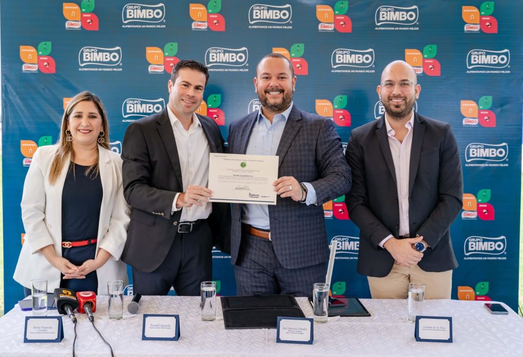 María Fernanda Cevallos, Gerente de Logística de Bimbo Ecuador; Randall Quesada, Gerente General de Bimbo Ecuador; José Antonio Dávalos, Ministro del Ambiente, Agua y Transición Ecológica; Esteban De Los Ríos, Gerente de Marketing de Bimbo Ecuador. (Foto Cortesía)