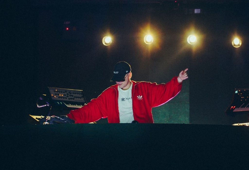 En el marco de su gira BZRP LIVE TOUR, que contempló una serie de impactantes shows en Buenos Aires, Bizarrap ofreció una entrevista exclusiva que se emitirá por DNEWS, la señal de noticias de DIRECTV, y también estará disponible en la plataforma de streaming DGO [directvgo.com]. (Foto Cortesía)