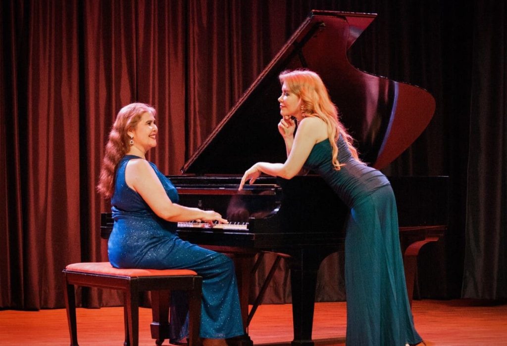 Las reconocidas maestras pianistas concertistas, Noreia Mueckay y Elina Félix.(Foto Cortesía)
