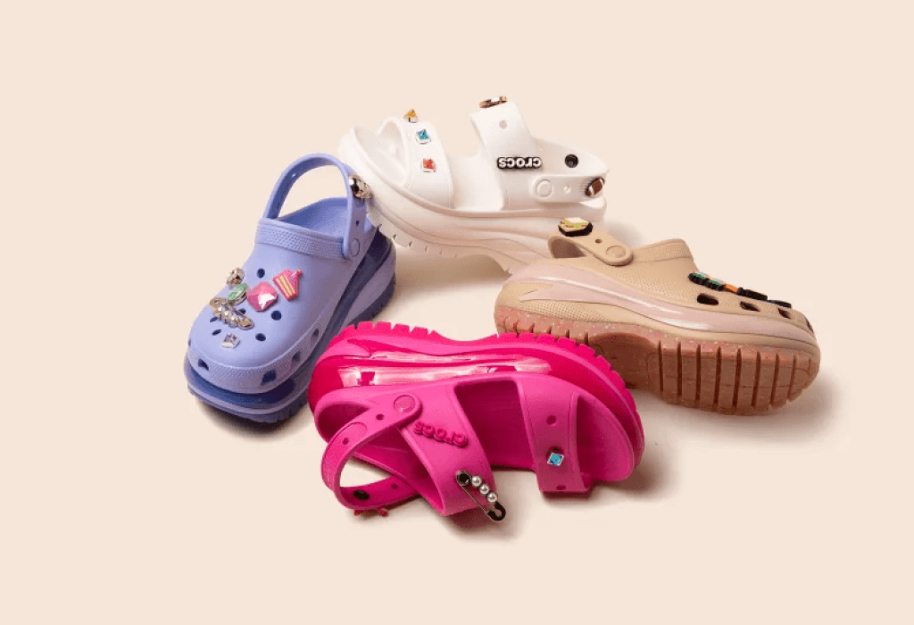 Crocs Inc. lleva cuatro años de crecimiento vertiginoso de sus ingresos, incluido un récord de USD 3.600 millones de dólares en 2022, lo que representa un aumento interanual del 54%.