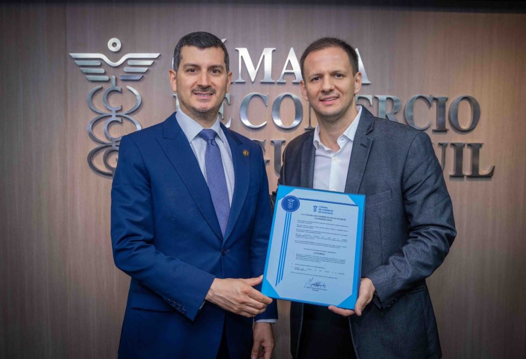 Miguel Ángel González; Pdte. de la Cámara de Comercio de Guayaquil y Juan Pablo Vallejo, Director Comercial de Filtrocorp. (Foto Cortesía)