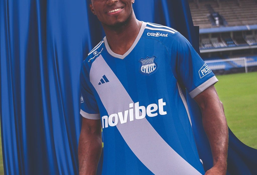 Pedro Ortiz, futbolista ecuatoriano y portero del equipo Club Sport Emelec, luciendo la nueva camiseta. (Foto Cortesía)