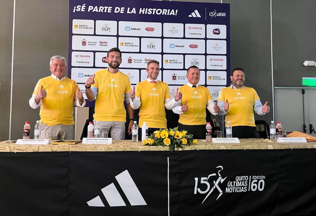 Bernardo Abad, Concejal del Municipio de Quito; Sebastián Palacios, Ministro de Deporte; Pablo González Peña, director de la Carrera Quito Últimas Noticias 15K Adidas; Gral. Víctor Herrera, Comandante del Distrito Metropolitano de Quito zona 9 y Ricardo León de la Torre, gerente general de Raicevents. (Foto Cortesía)