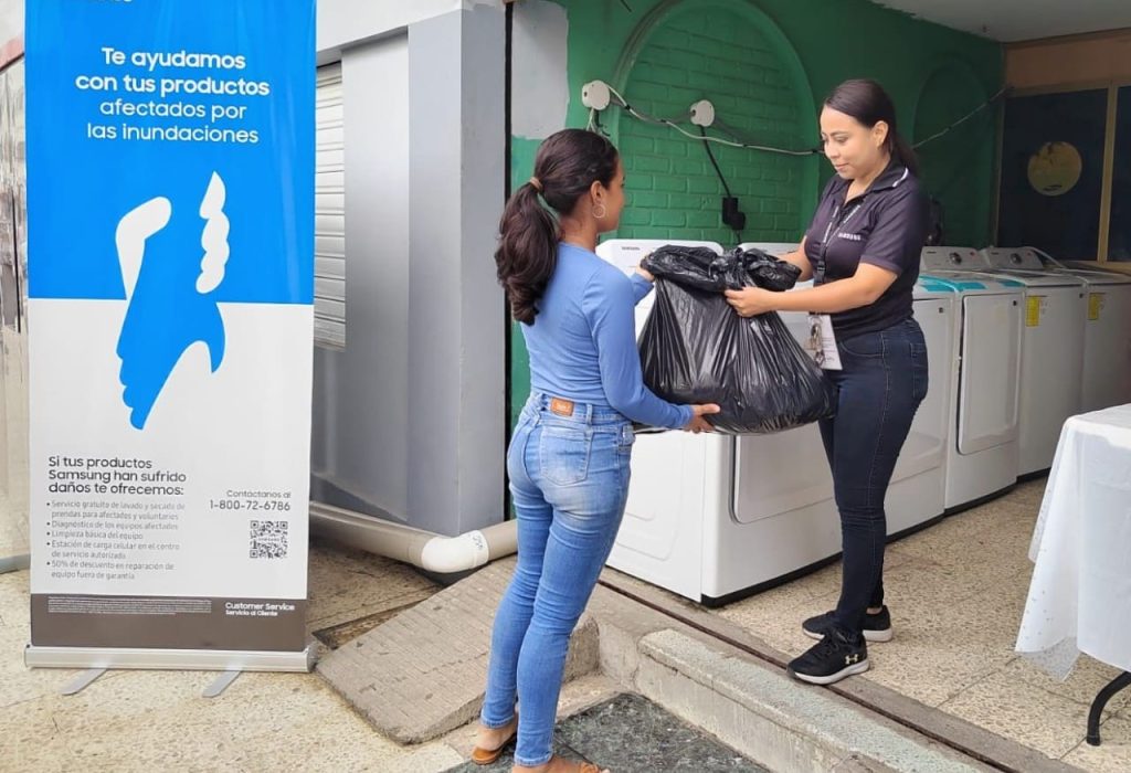 Dueños de celulares y electrodomésticos Samsung en Ecuador pueden acudir a las tiendas y distribuidores autorizados de la marca para diagnóstico y servicio hasta el 15 de abril. (Foto Cortesía)