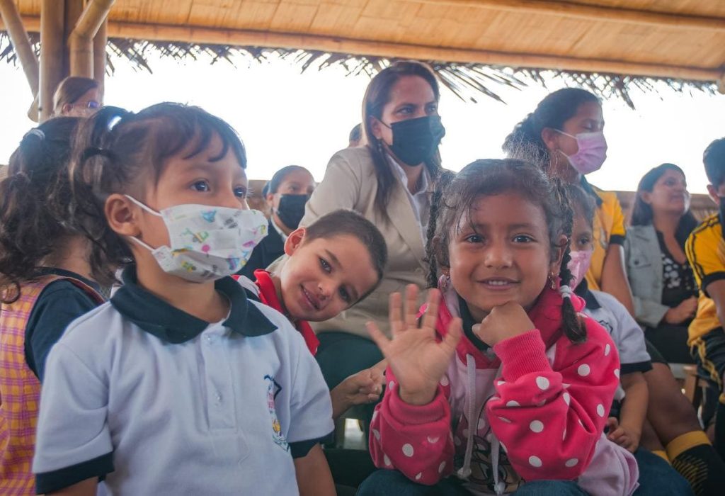 Unidos por la Educación permite el transforma escuelas, en 3 ejes: infraestructura, equipamiento y una nueva metodología educativa, este cambio es posible gracias al trabajo conjunto entre las comunidades, el gobierno y la empresa privada.