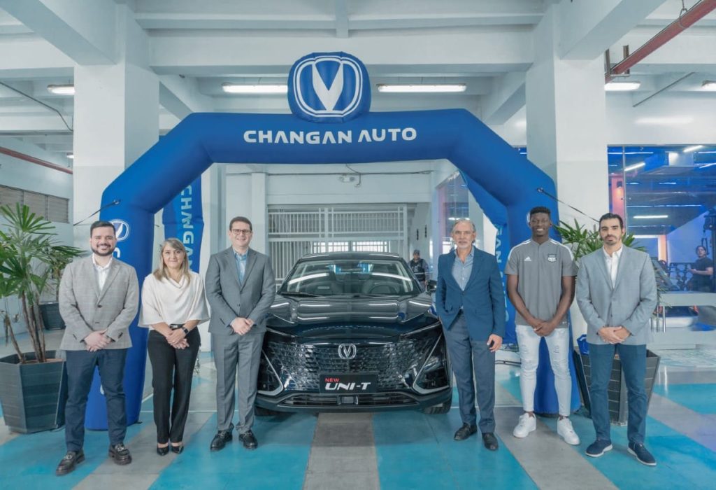 Alejandro Bastidas (Gerente de Marketing Nexumcorp), Tatiana Flores (Gerente de Distribución Changan), Julio César Alvarado (Gerente General Nexumcorp), José Pileggi (Presidente Emelec), Gilmar Napa (Arquero Emelec) y Raúl Muñoz (Director de Marketing Emelec). (Foto Cortesía)