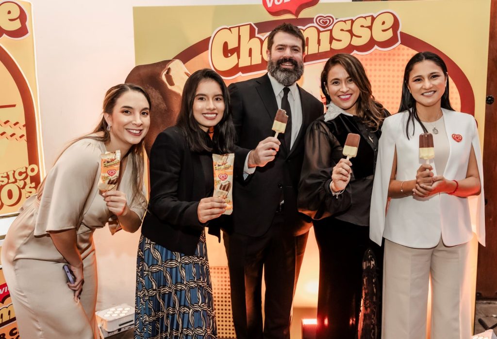 Mabel Restrepo (Líder de Medios Ecuador), Marisol Acuña (Coordinadora de marketing IC), Diego Hermosilla (Director Ejecutivo de Valora Chile), Cynthia Vera (Productora Ejecutiva Paradais DDB) y Veronica Gullqui (Gerente de Marca Pingüino OOH). (Foto Cortesía)