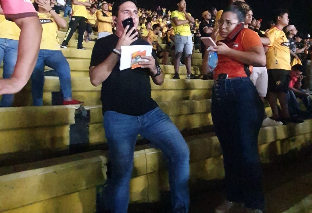 Sergio Basantes, fue el periodista deportivo que transmitió y comentó el partido desde la barra de la Sur Oscura. (Foto Cortesía)