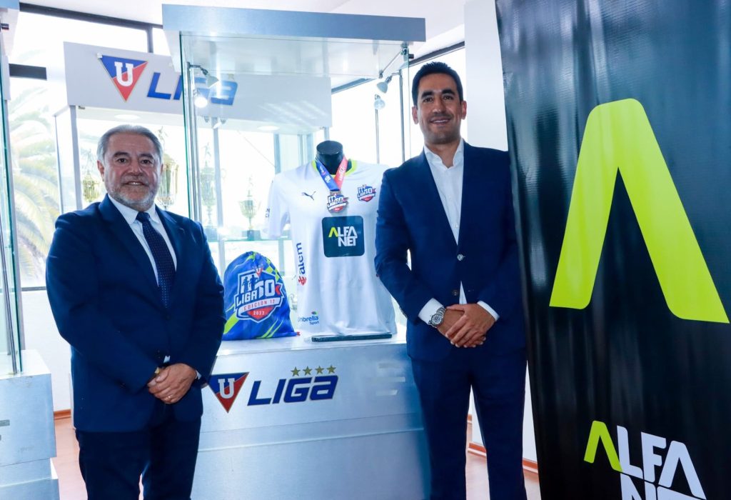 Dr. Isaac Álvarez (Presidente del Club Liga Deportiva Universitaria) y Andrés Altamirano (Gerente Experiencia al cliente Alfanet) (Foto Cortesía)