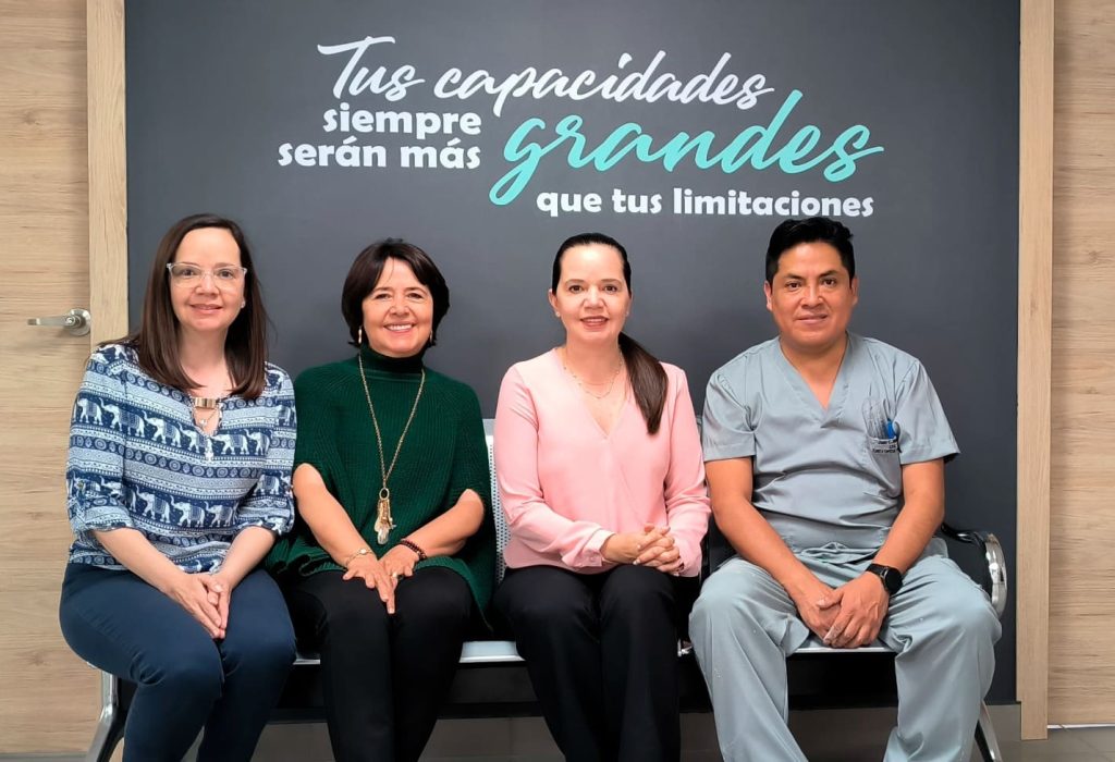 Lorena Suárez, Directora de Operaciones FHM, María Eugenia Paredes, Directora Ejecutiva FHM, Verónica Suárez Paredes, Directora de Desarrollo y Juan Carlos Moreano jefe técnico de la Clínica de Prótesis y Ortesis. (Foto Cortesía)
