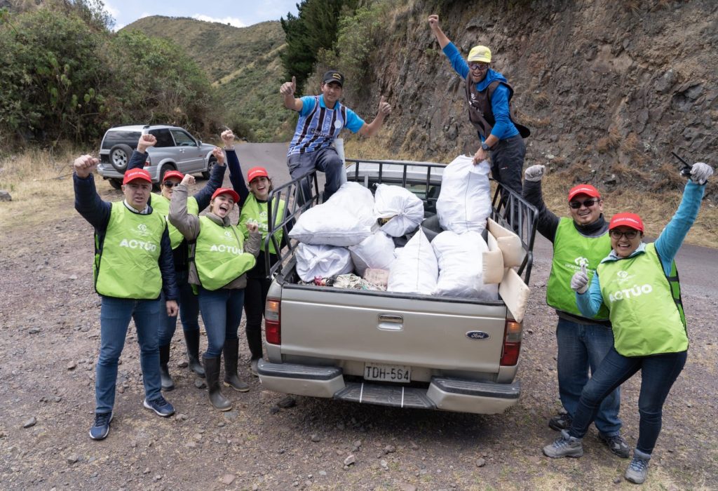 Colaboradores culminando la jornada de limpieza. (Foto Cortesía)