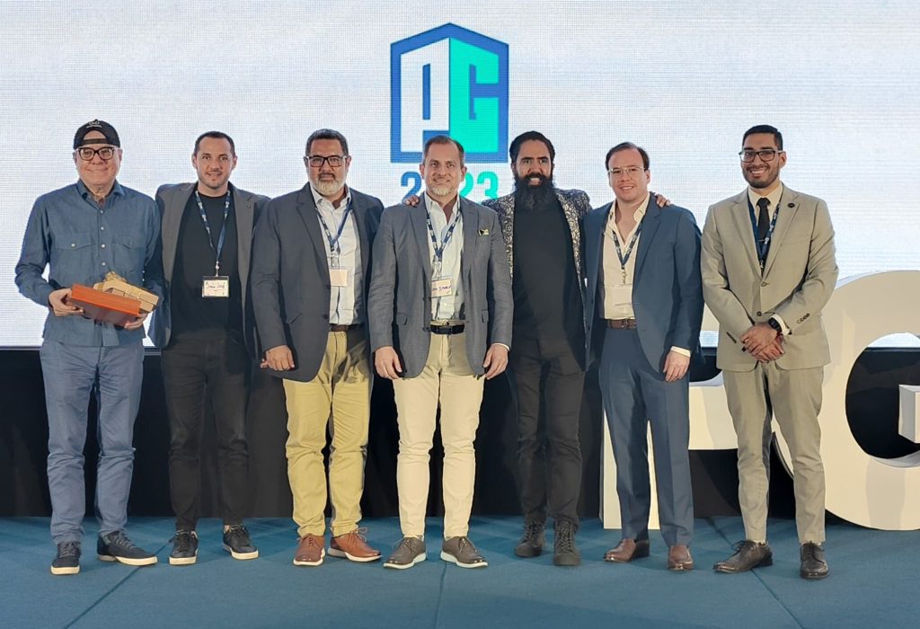 Vito Muñoz, embajador del evento, Juan José Vivas, gerente general Qbit Ecuador, Javier Ponce, gerente general de PONCE 3, Juan Xavier Sánchez, vicepresidente de INNOVUM, Máster Carlos Muñoz, conferencista internacional, Stefano Ferreti, vicepresidente de AMBIENSA y Geovanni Burgos, gerente comercial Dibiens. (Foto Cortesía)