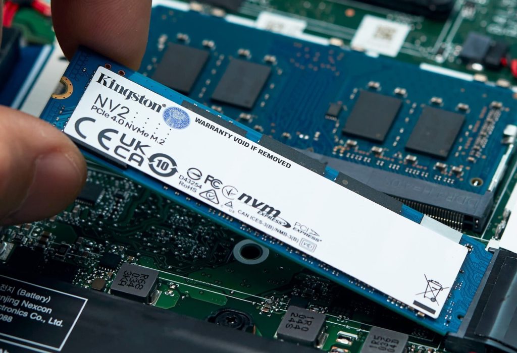 Ampliar el almacenamiento mediante SSD -y de paso mejorar la performance si es que todavía tiene disco duro-, o incluso aumentar la memoria RAM, son opciones que permiten extender la vida útil de un computador, mejorando su rendimiento. (Foto Referencial)