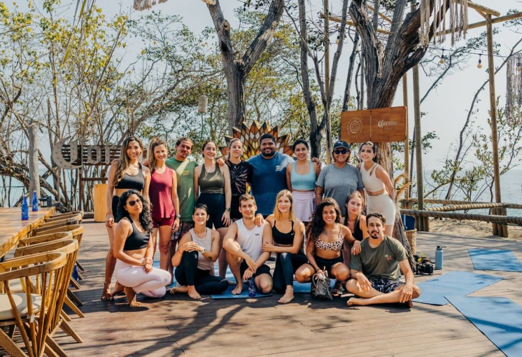Un grupo de ecuatorianos visitaron Corona Island, la primera isla habitada del mundo totalmente libre de plástico de un solo uso, y fomentar el turismo sustentable. (Foto Cortesía)