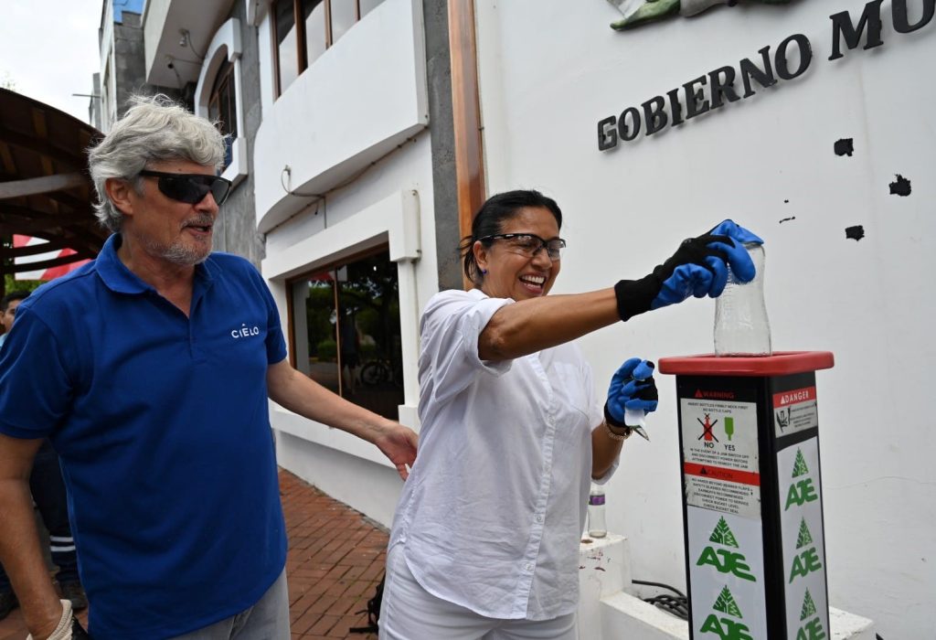La donación fue recibida por la alcaldesa electa Fanny Uribe, con el objetivo de crear un plan de manejo de deshechos residuales que beneficie a la isla de Santa Cruz. (Foto Cortesía)