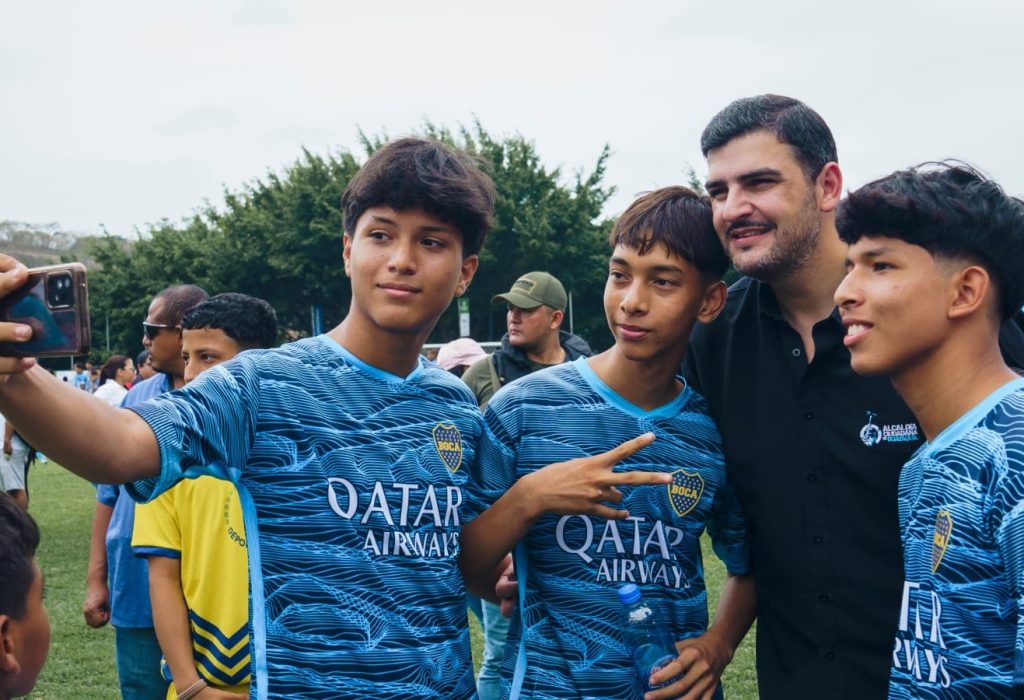 El Alcalde de Guayaquil, Aquiles Alvarez estuvo presente en la inauguración, donde destacó el compromiso que mantiene con la juventud guayaquileña. (Foto Cortesóia
