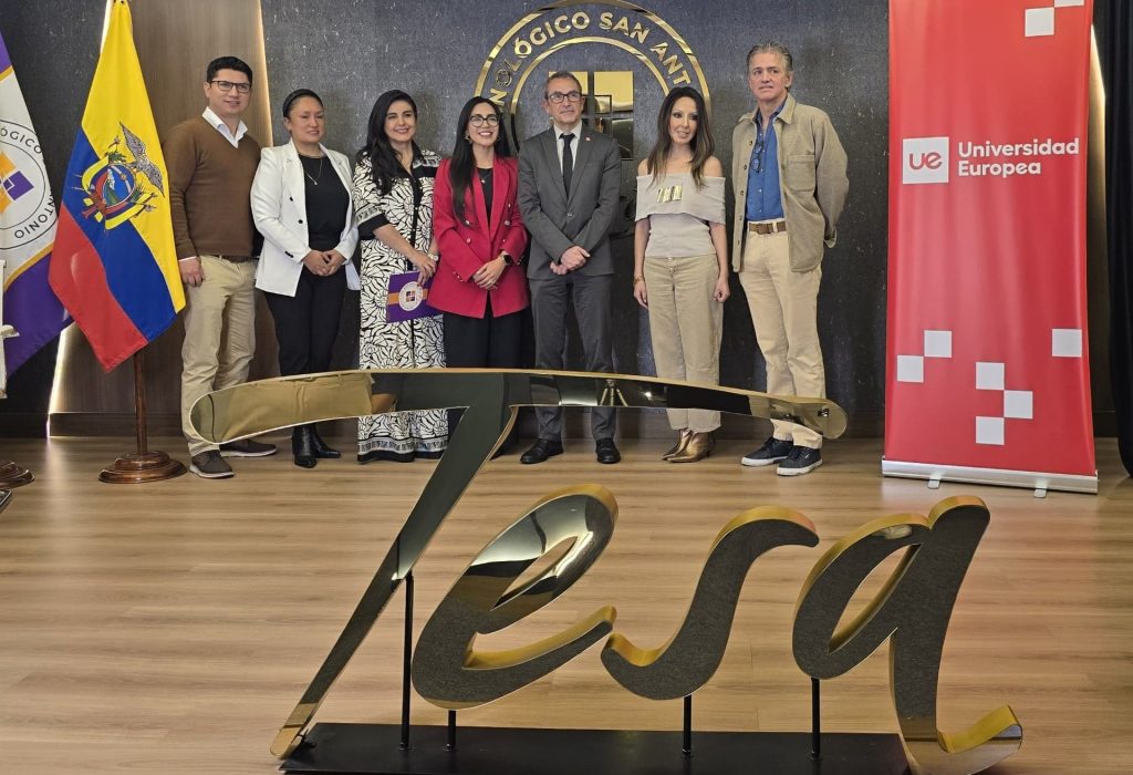 Der. a Izq. Guillermo Albán, Rector de TESA; Cynthia Vázquez, Canciller de TESA; Sergio Calvo, Vicerrector de Relaciones Institucionales de la UE; Michelle Tapia, Gerente de Relaciones Instituciona (1)