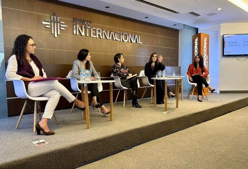 María Cecilia Holguín, CEO Grupo Lila, Edith Iturralde, Directora de Women for Women Ecuador, Lorena Barba, Directora de Alianzas de ONU Mujeres Ecuador, Mariella Letamendi, Vicepresidenta de Talento Humano de Banco Internacional y Gabriela Torres Jefe de Comunicación Interna Banco Internacional. (Foto Cortesía)